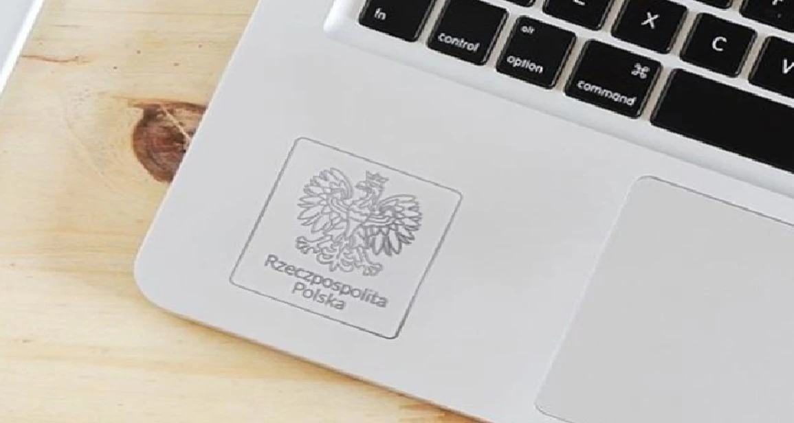 Darmowe laptopy dla uczniów z grawerunkiem. Dziwne wytłumaczenie rządu