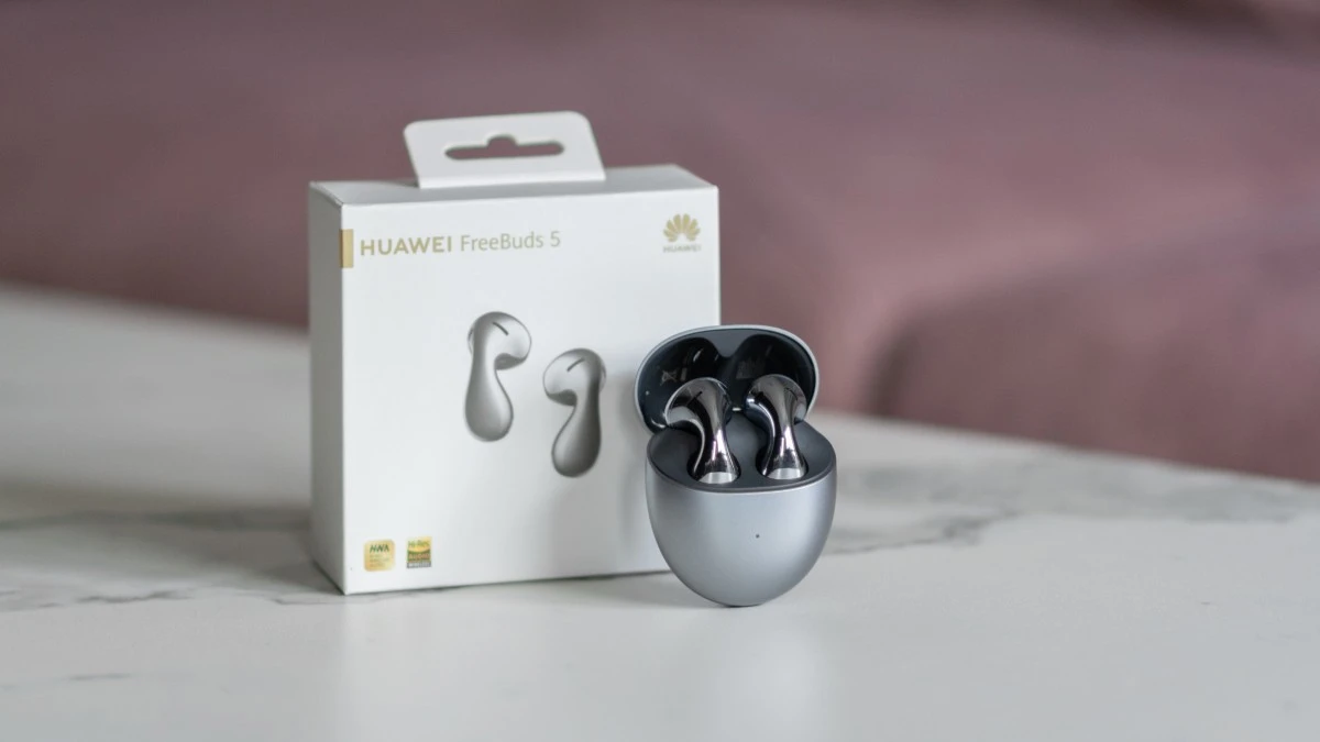 Huawei FreeBuds 5 – recenzja. Słuchawki zadziwiające designem
