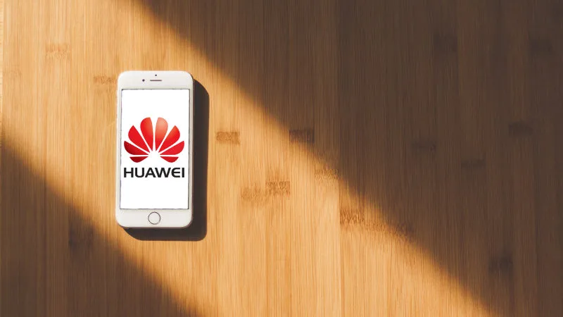Huawei ukarał pracowników odpowiedzialnych za składanie życzeń noworocznych na Twitterze przy użyciu iPhone’a