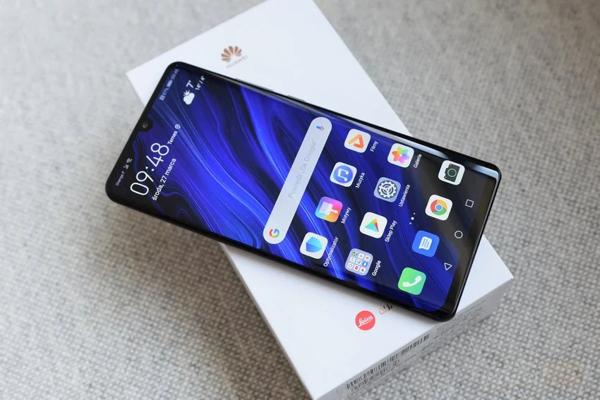 Huawei umieszcza reklamy na ekranie blokady smartfonów!