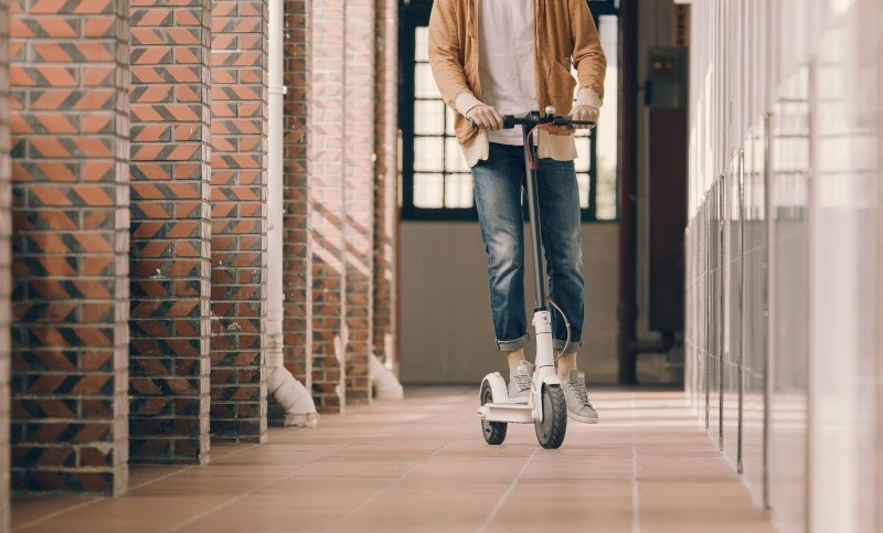 Hulajnogą elektryczną na chodniku tylko 8 km/h. Resort Ziobry przejmuje pałeczkę