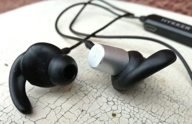 Test bezprzewodowych słuchawek z Biedronki – Hykker Air BT