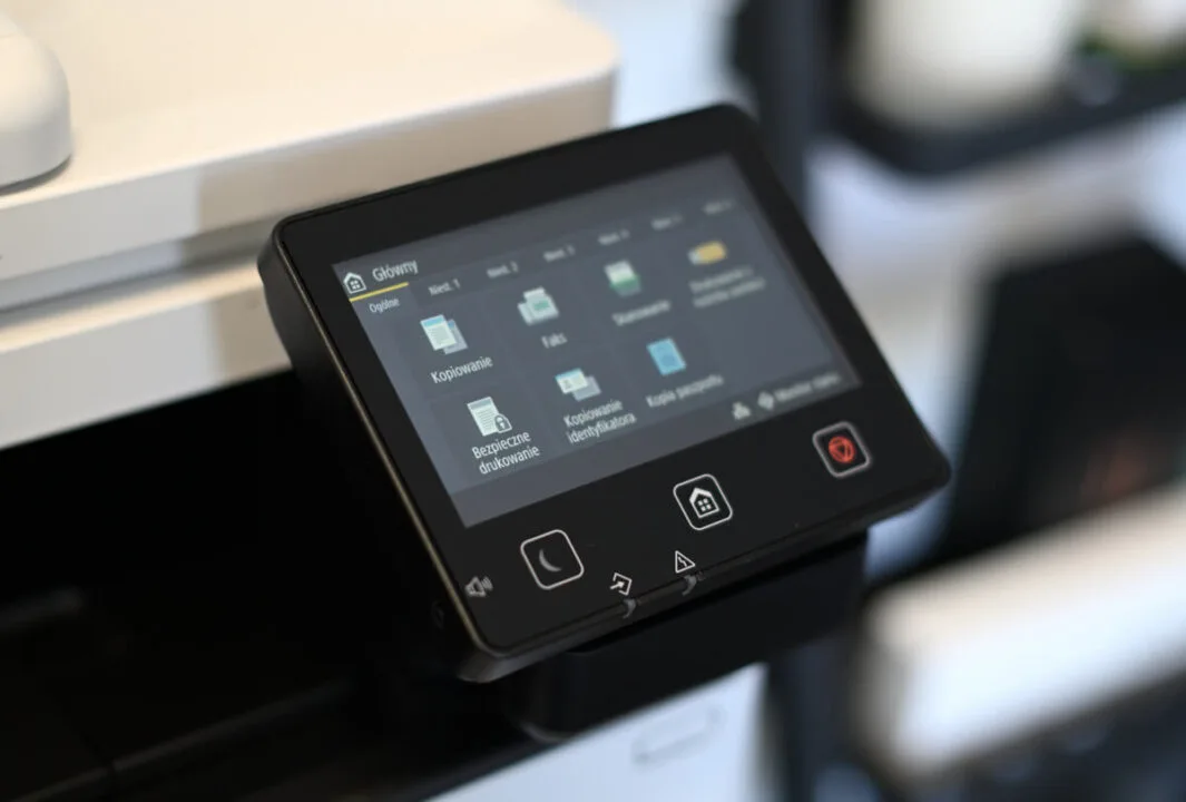 Czytelny interfejs ekranu w języku polskim to pozycja obowiązkowa biurowej drukarki