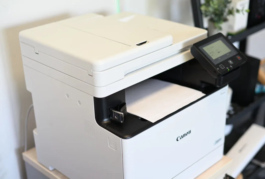 Wbudowany port USB pozwala drukować bezpośrednio z nośnika pamięci