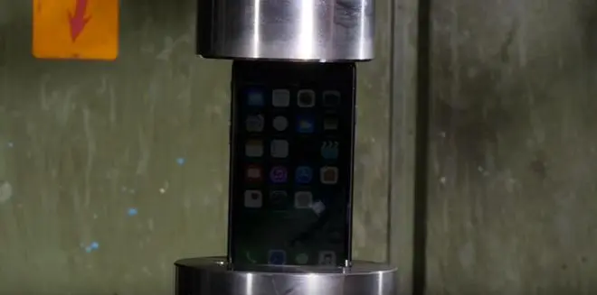 iPhone 7 w konfrontacji z prasą hydrauliczną (wideo)