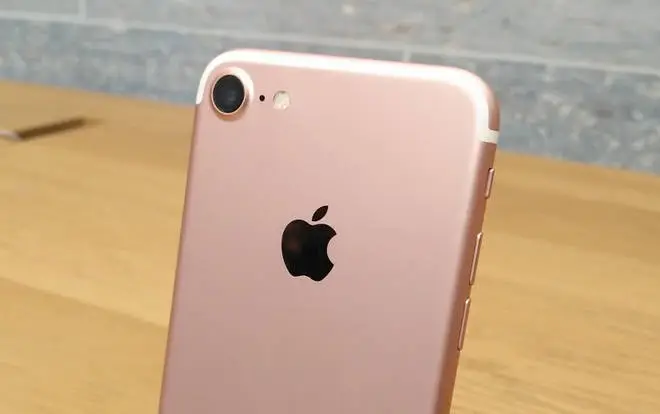 Apple usprawniło aparat w iPhonie 7, ale do czołówki brakuje