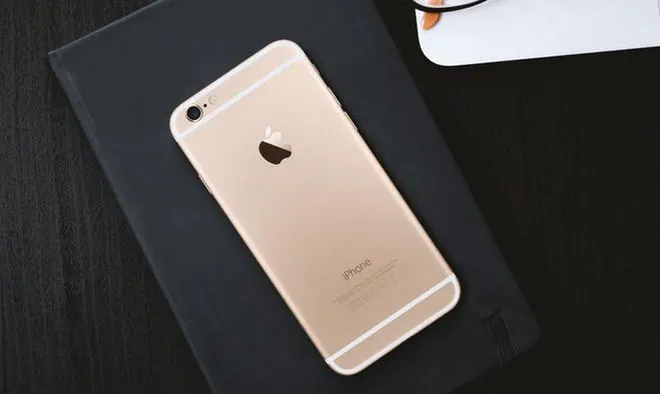 Apple przeprasza. Chodzi o spowalnianie starszych iPhone’ów