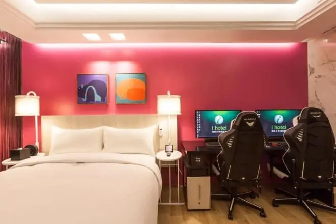 Ten hotel to idealne miejsce dla gracza. Gamingowy komputer w każdym pokoju!