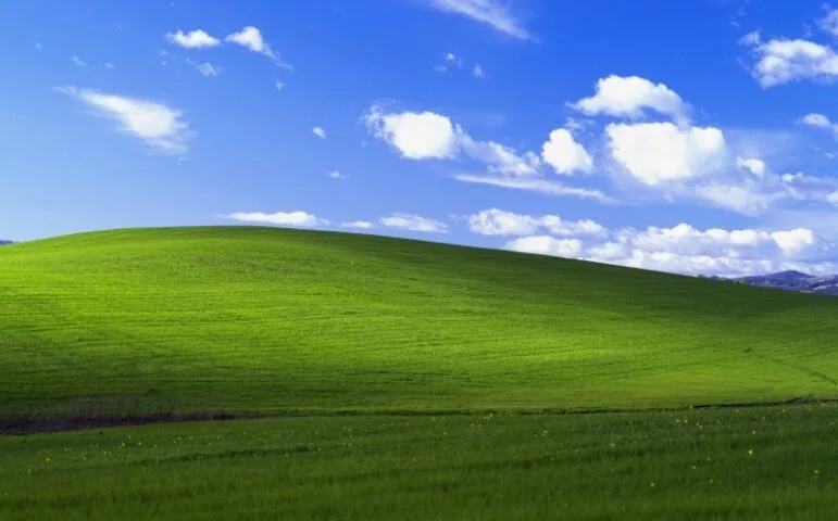 Tapeta z Windows XP. Wideo pokazuje to samo miejsce w 2020 roku