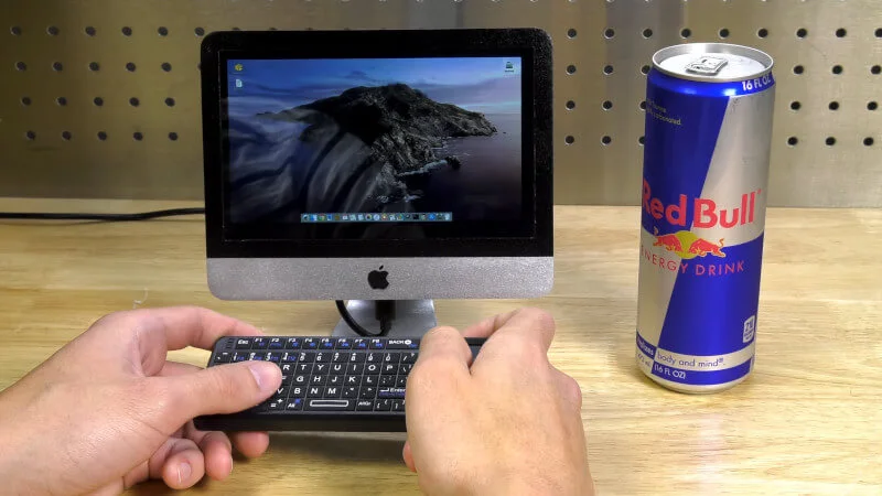 Najmniejszy na świecie Apple iMac stworzony przez youtubera. Jest wielkości puszki z napojem.