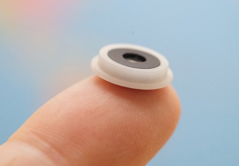 Ta niewielka soczewka zamieni Twój smartfon w mikroskop