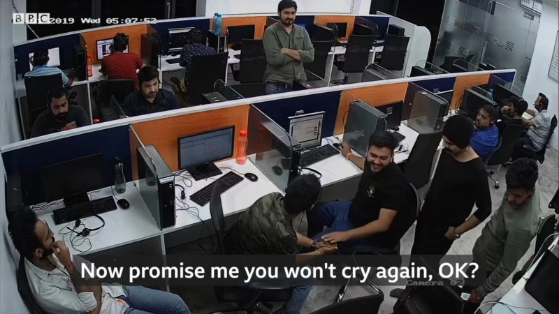 Brytyjczyk włamał się do kamer w call center indyjskich scammerów. Nagrania trafiły do sieci