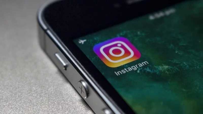 Instagram usuwa efekty AR… leczące chorobę COVID-19. Ludzie w to wierzyli, serio