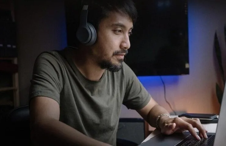 Intel w reklamie wykorzystał MacBooka, którego wyśmiewał miesiąc temu