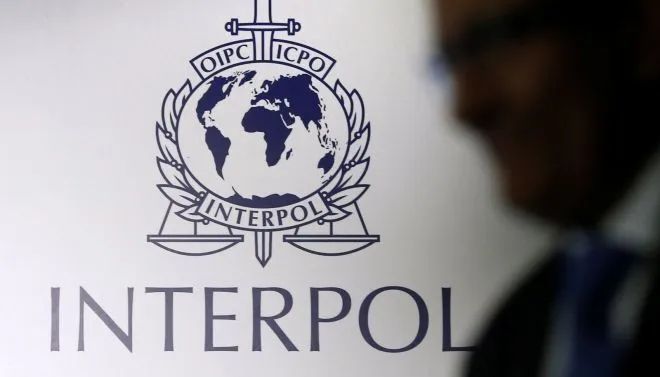 Interpol wykorzysta sztuczną inteligencję do ścigania pedofilów