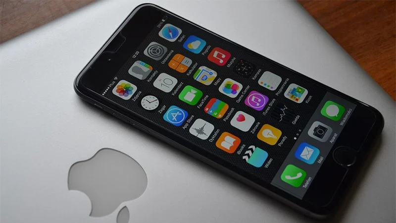 iOS 13: Exploit pozwala hakerowi przeglądać Twoją listę kontaktów