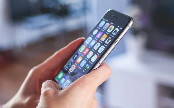 Apple potwierdza, że celowo spowalnia starsze iPhone’y
