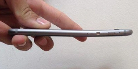 Internauci narzekają na wyginające się iPhone’y (wideo)