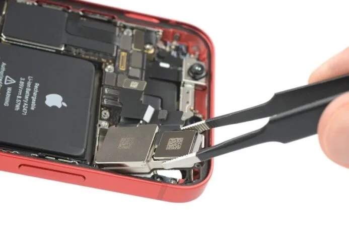 iPhone 12 mini rozebrany przez iFixit. Co znaleziono wewnątrz?