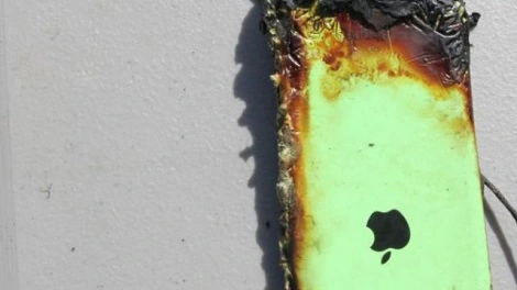 Nastolatek poparzony wybuchem iPhone 5S. Korzystał z nieoryginalnej ładowarki