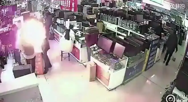 Mężczyzna ugryzł iPhone’a. Doszło do eksplozji baterii (wideo)