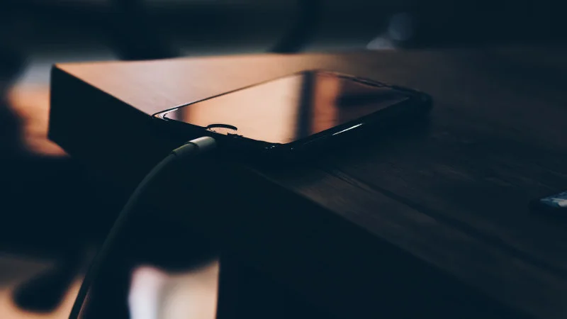 Możliwe, że w tym roku nie trzeba będzie dopłacać za ładowarkę do iPhone’ów