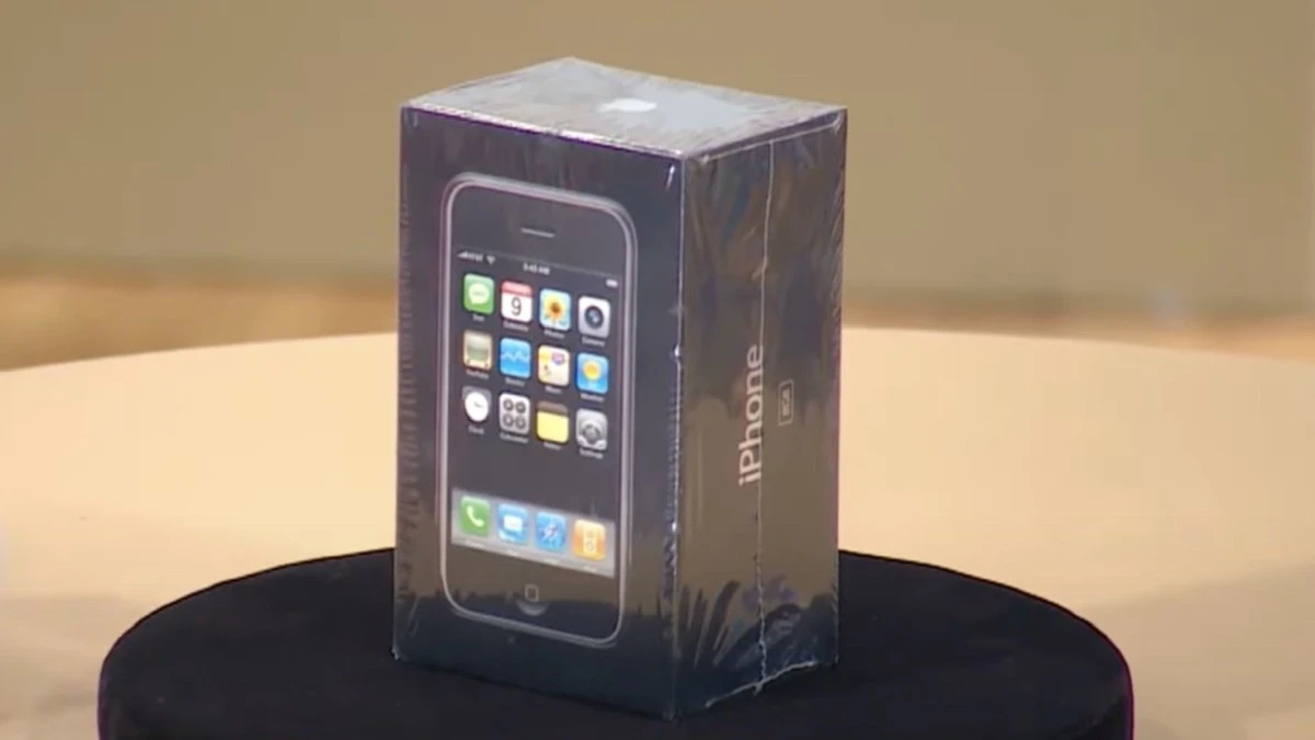 Pierwszy iPhone sprzedany za rekordową kwotę. Usiądź zanim ją poznasz