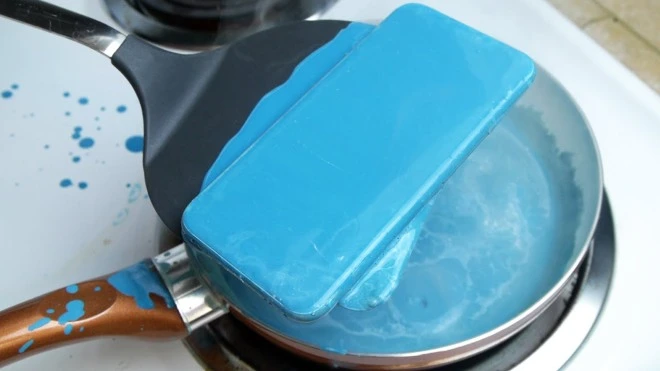 Co się stanie z iPhonem wrzuconym do wrzącego wosku? (wideo)