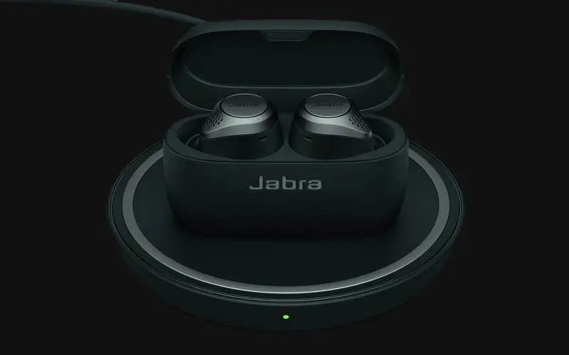 Jabra Elite 75t z bezprzewodowym ładowaniem i muzyką