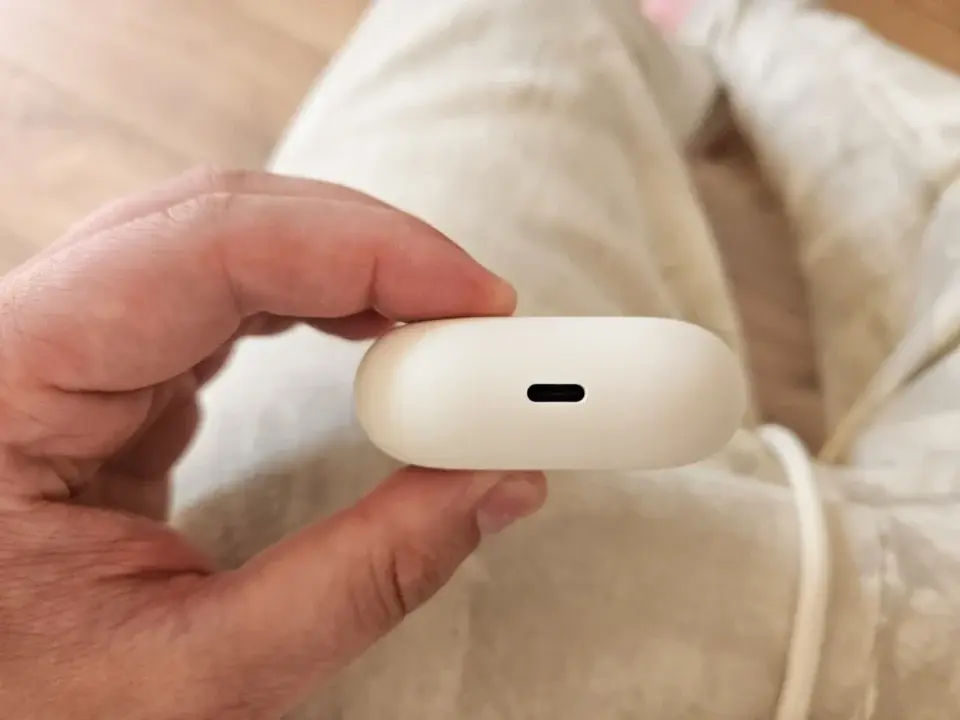 Port USB-C znajduje się na dolnej krawędzi