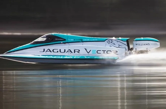Jaguar pobił rekord świata w szybkości na wodzie