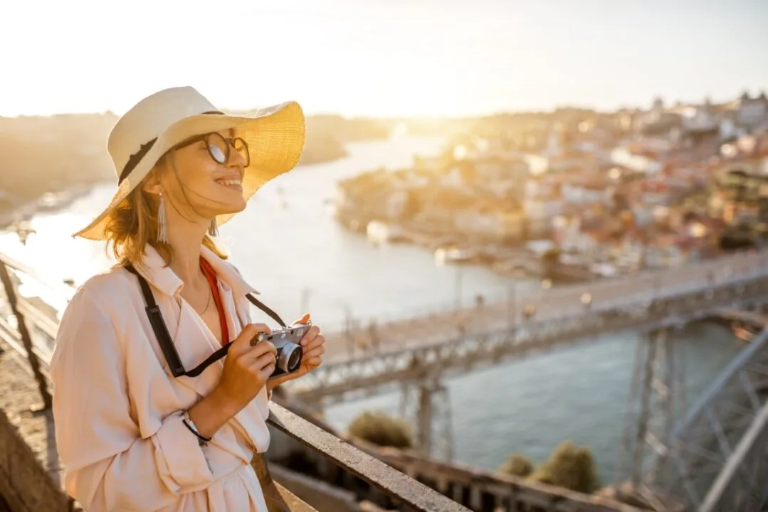 Jak kupowanie biletów przez internet minimalizuje koszty wycieczki?