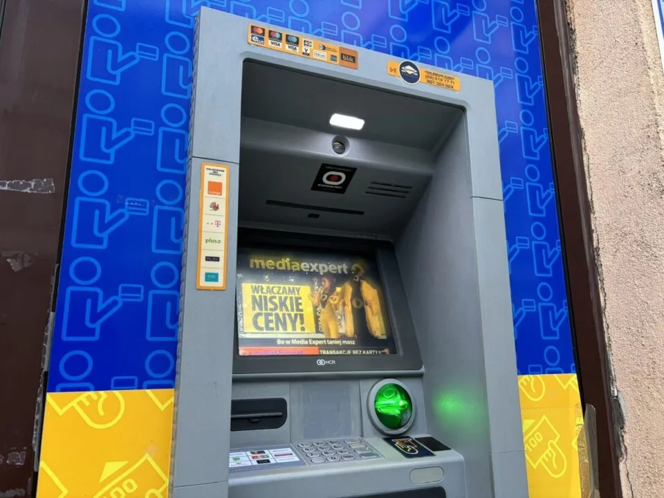 Jak wypłacić gotówkę ponad limit w bankomacie