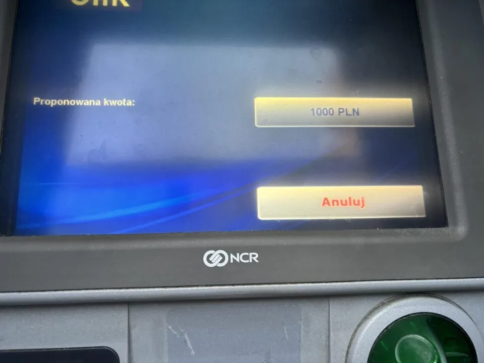Jak wypłacić gotówkę ponad limit w bankomacie