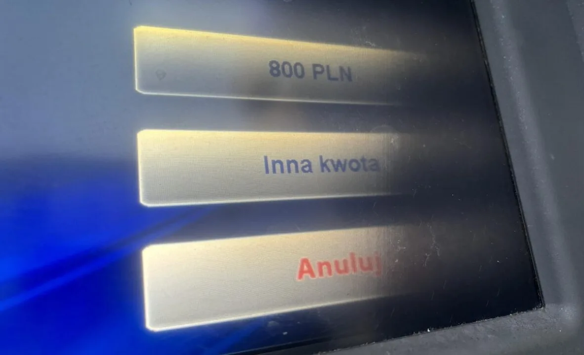 Jak wypłacić gotówkę ponad limit w bankomacie