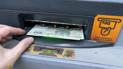 Jak wypłacić gotówkę ponad limit w bankomacie? Ten trik działa