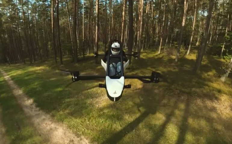 Jetson One. Zobacz jak polski dron pasażerski przemierza leśną ścieżkę (wideo)