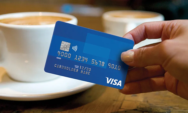 Kartami Visa zapłacisz zbliżeniowo bez PIN do 100 złotych – wiemy od kiedy