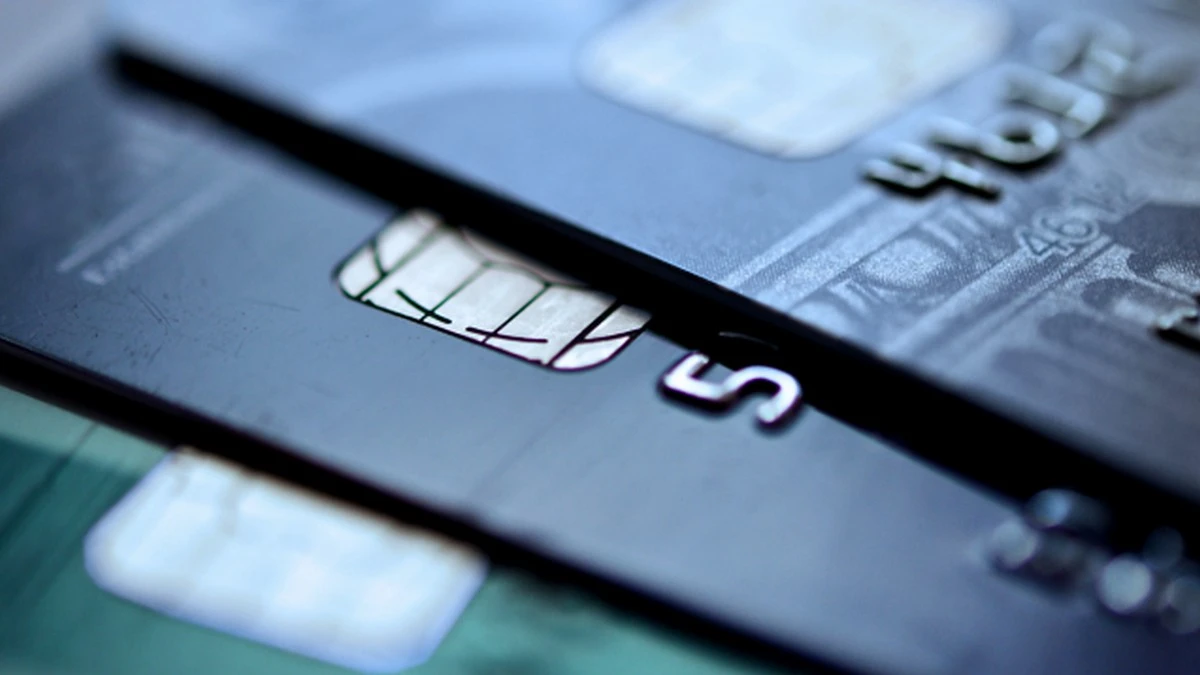 Coraz mniej kart płatniczych w Polsce. Triumf gotówki?