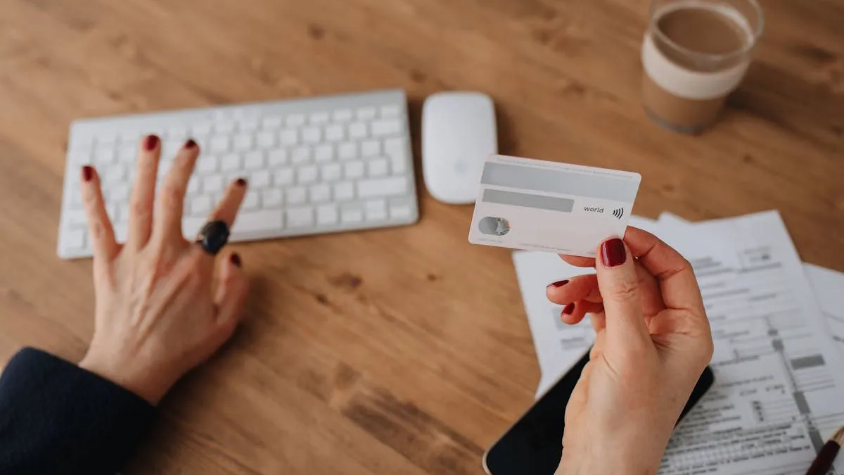 Nigdy nie zapisuj danych karty płatniczej w przeglądarce. Lepiej zrób to