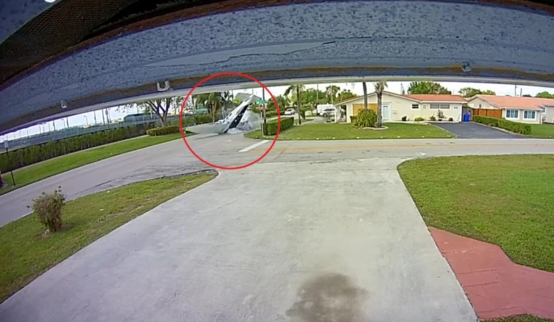 Mały samolot spadł na jadącego SUV-a. Wszystko zarejestrowała kamera (wideo)