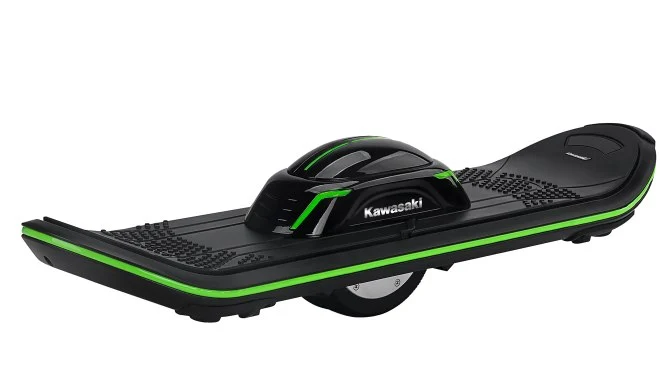 Surfboard Kawasaki debiutuje w Polsce. To elektryczna deskorolka z jednym kołem
