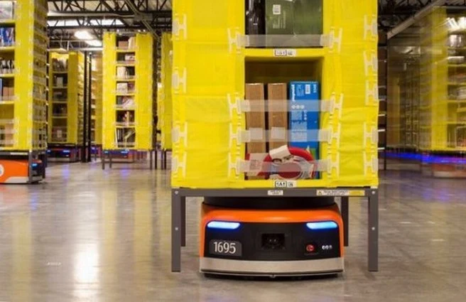 Roboty wspomagają ludzi w magazynach Amazona. Skutecznie