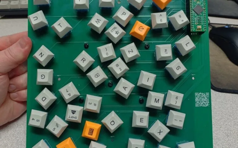 Miłośnik retro elektroniki tworzy unikatowe klawiatury z piekła rodem