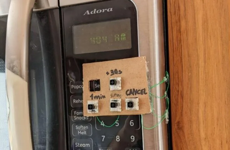 Wkurzył się na mikrofalówkę. Dodał do niej klawiaturę mechaniczną