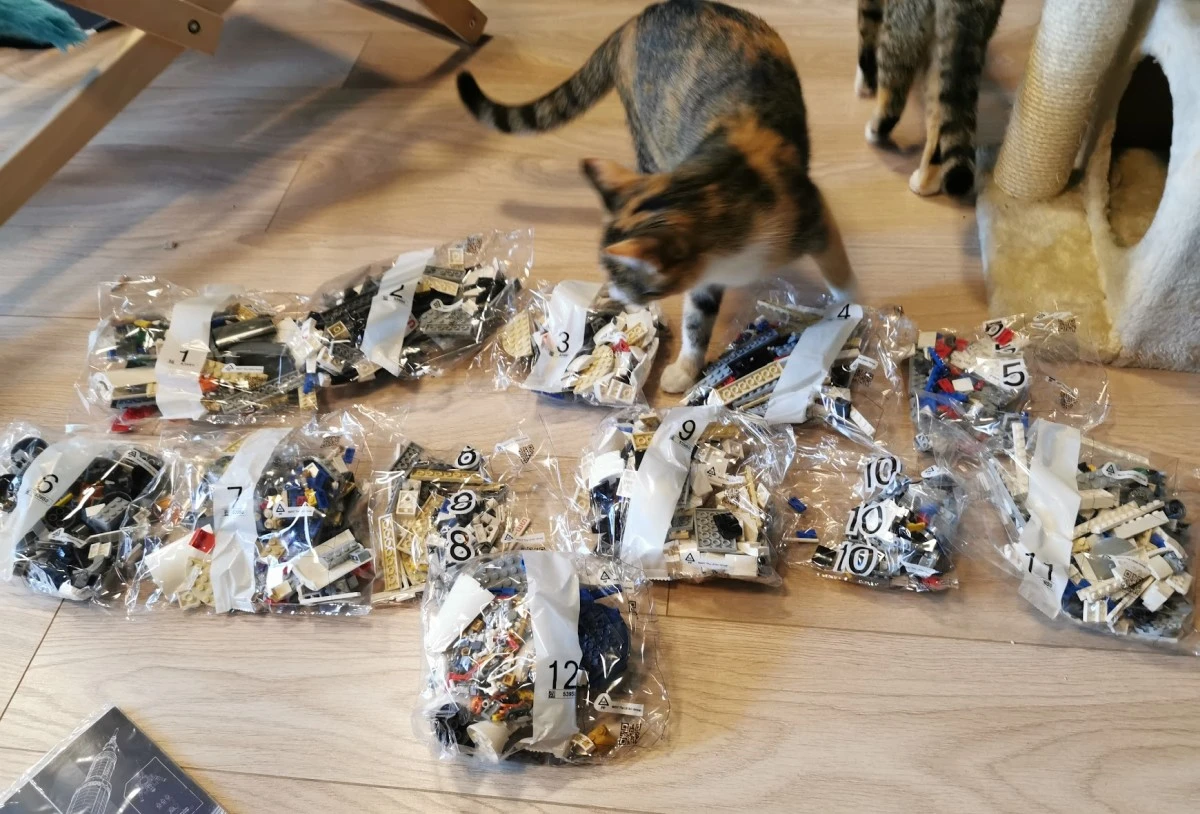 Klocki Lego w foliowych opakowaniach