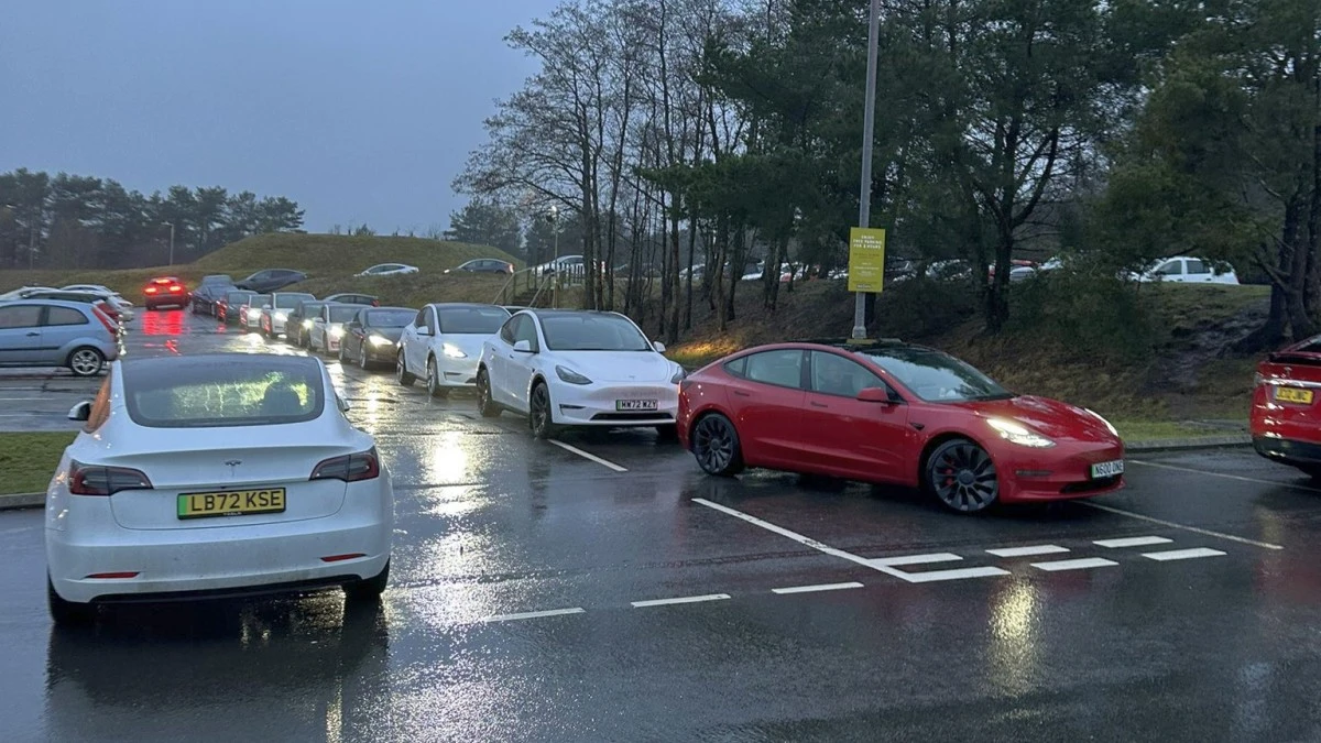 Nawet 6 godzin czekali kierowcy w kolejce do ładowania samochodów Tesla