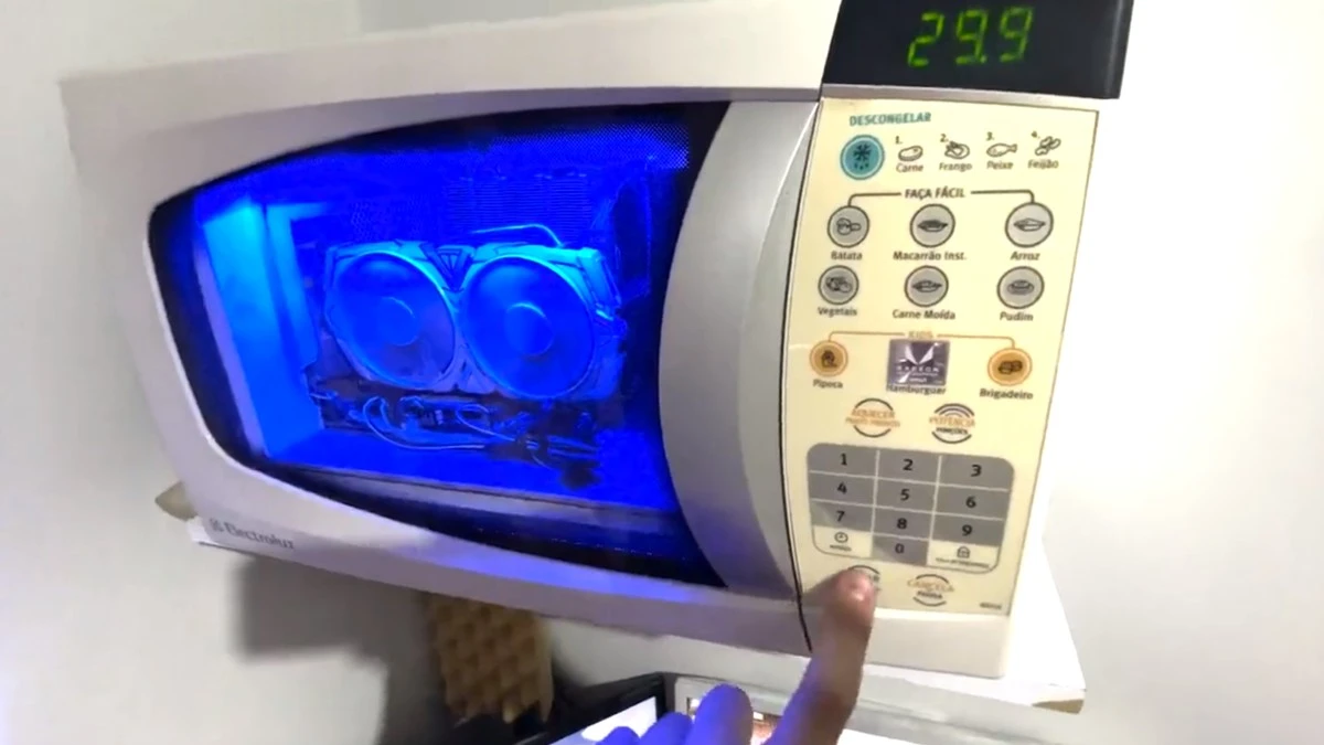 Przerobił mikrofalówkę na działający komputer. Za nic miał ostrzeżenia