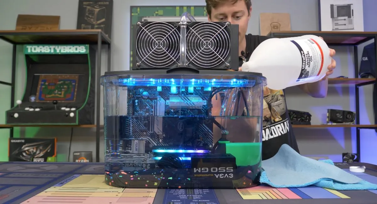 Zalali komputer olejem mineralnym. Oto, jak działał (wideo)