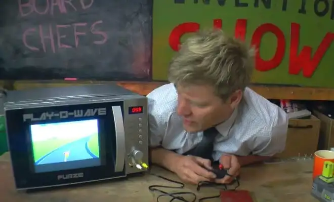 YouTuber wbudował w mikrofalówkę… konsolę do gier (wideo)
